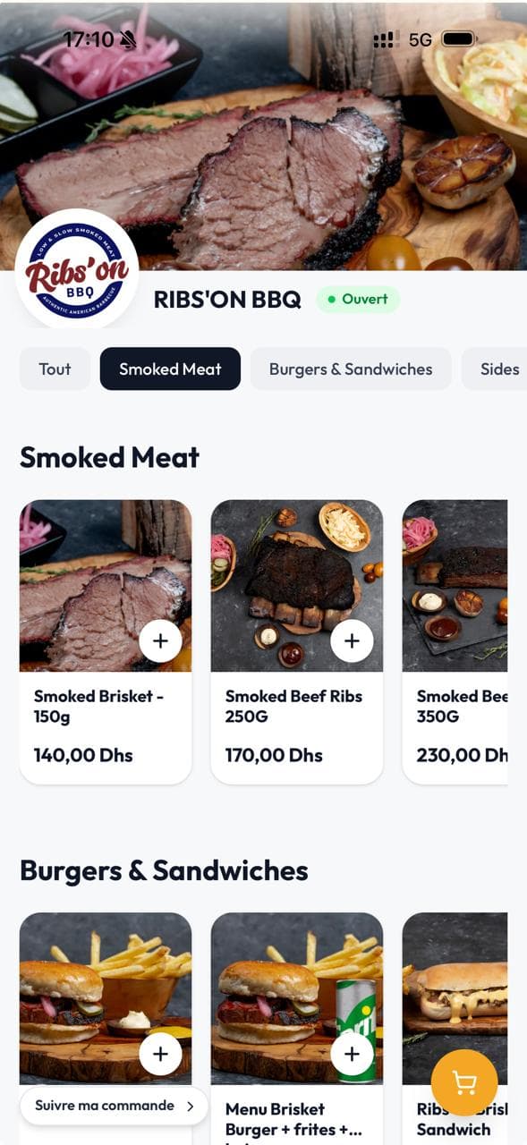 Le client parcourt le menu du restaurant sur son store Mymenu